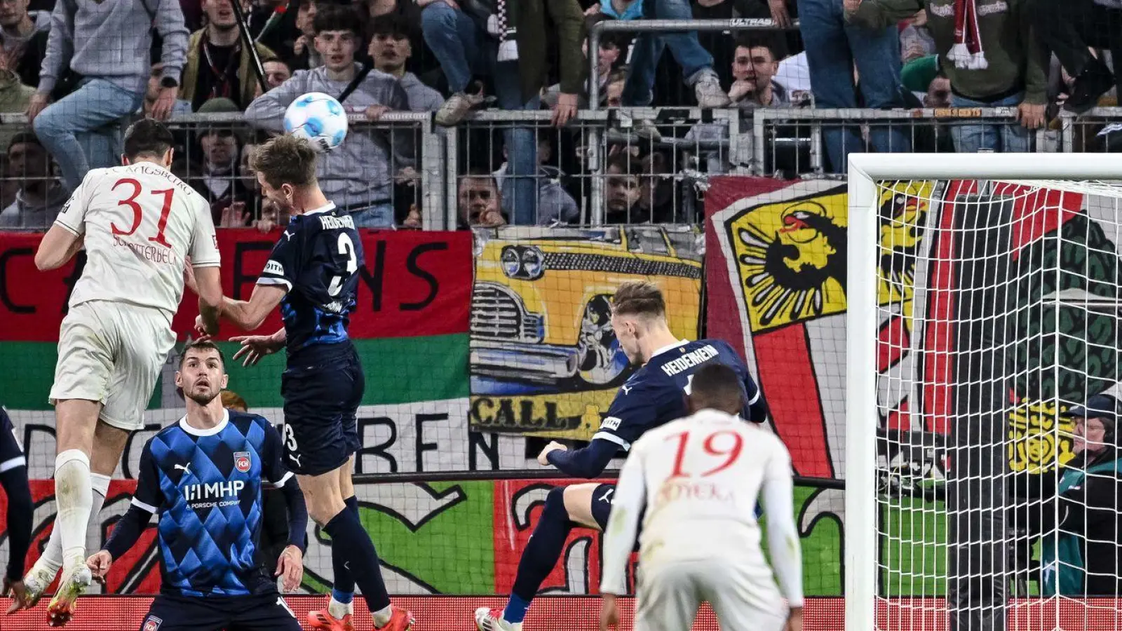 Matchwinner für Augsburg: Verteidiger Keven Schlotterbeck (l). (Foto: Harry Langer/dpa)