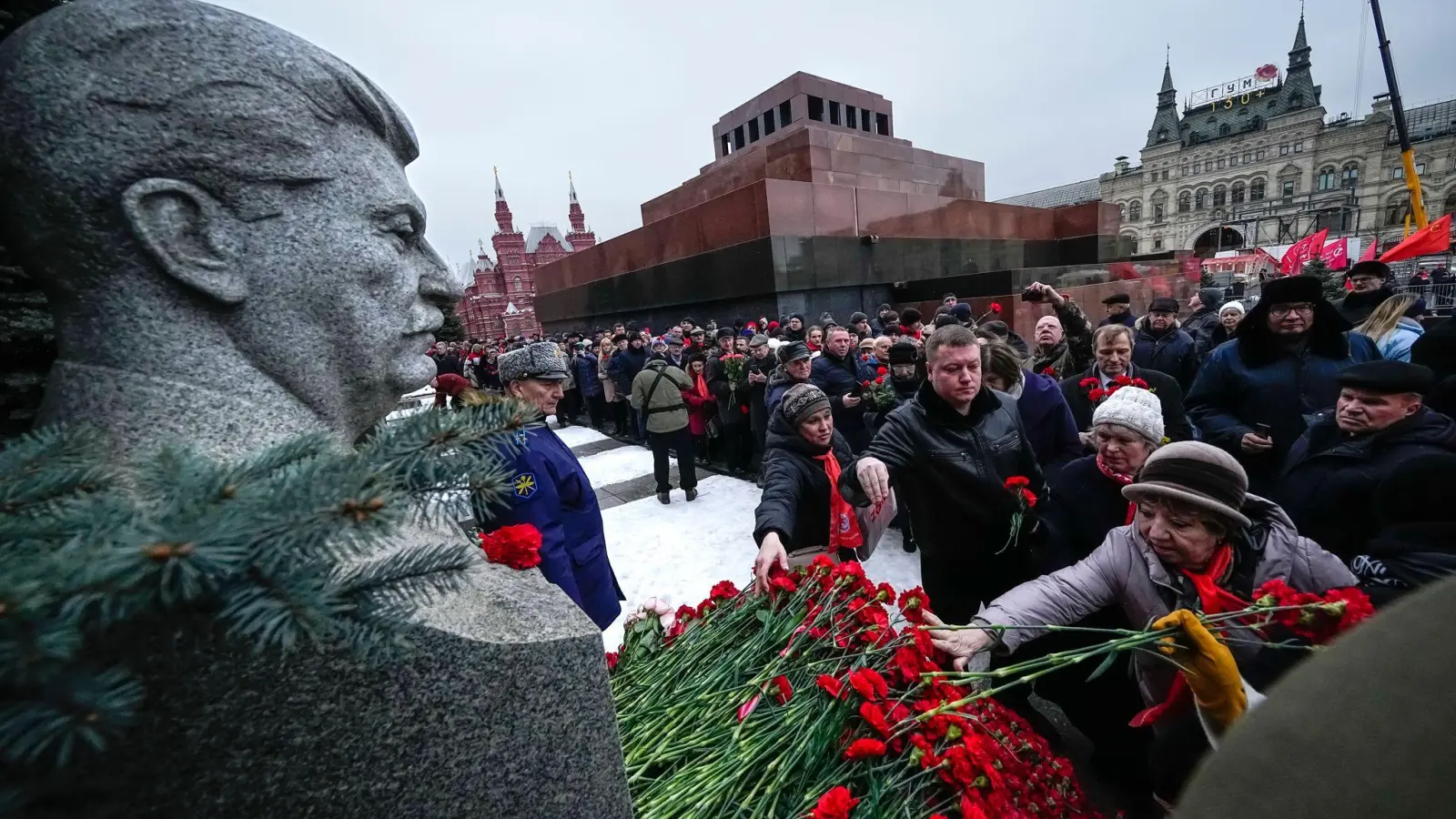 Der Beliebtheit Stalins bei den Russen tun die Repressionen gegen Millionen Menschen keinen Abbruch (Archivbild) (Foto: Alexander Zemlianichenko/AP/dpa)