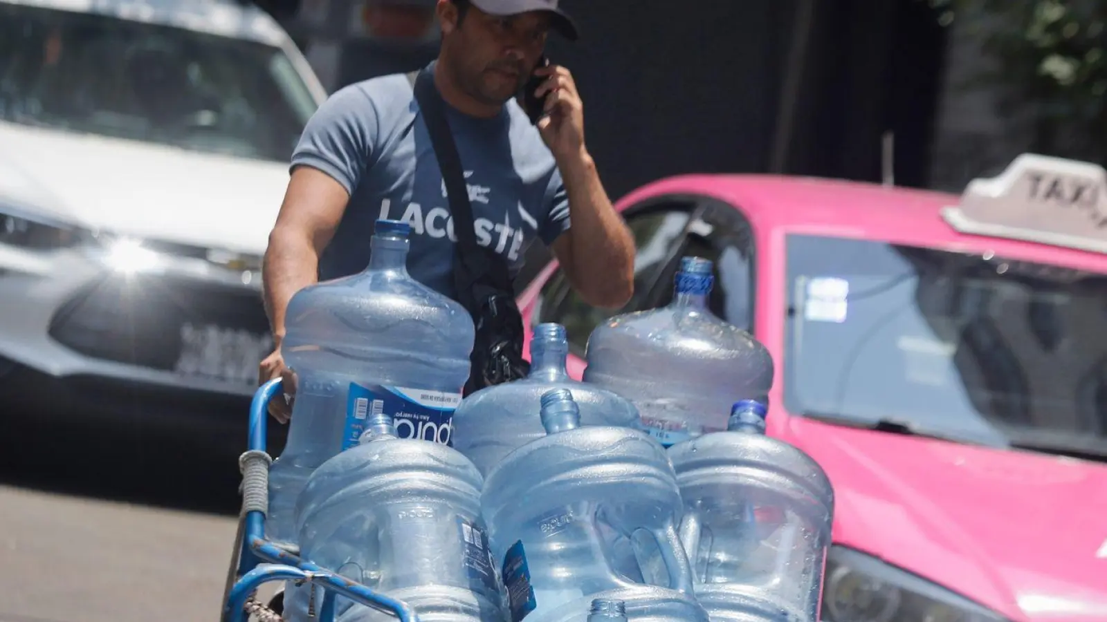 Ein Mann geht mit leeren Wasserkanistern durch eine Straße in Mexiko-Stadt. In 27 der 32 Bundesstaaten in Mexiko liegen die Temperaturen bei mehr als 40 Grad. (Foto: Gerardo Vieyra/dpa)