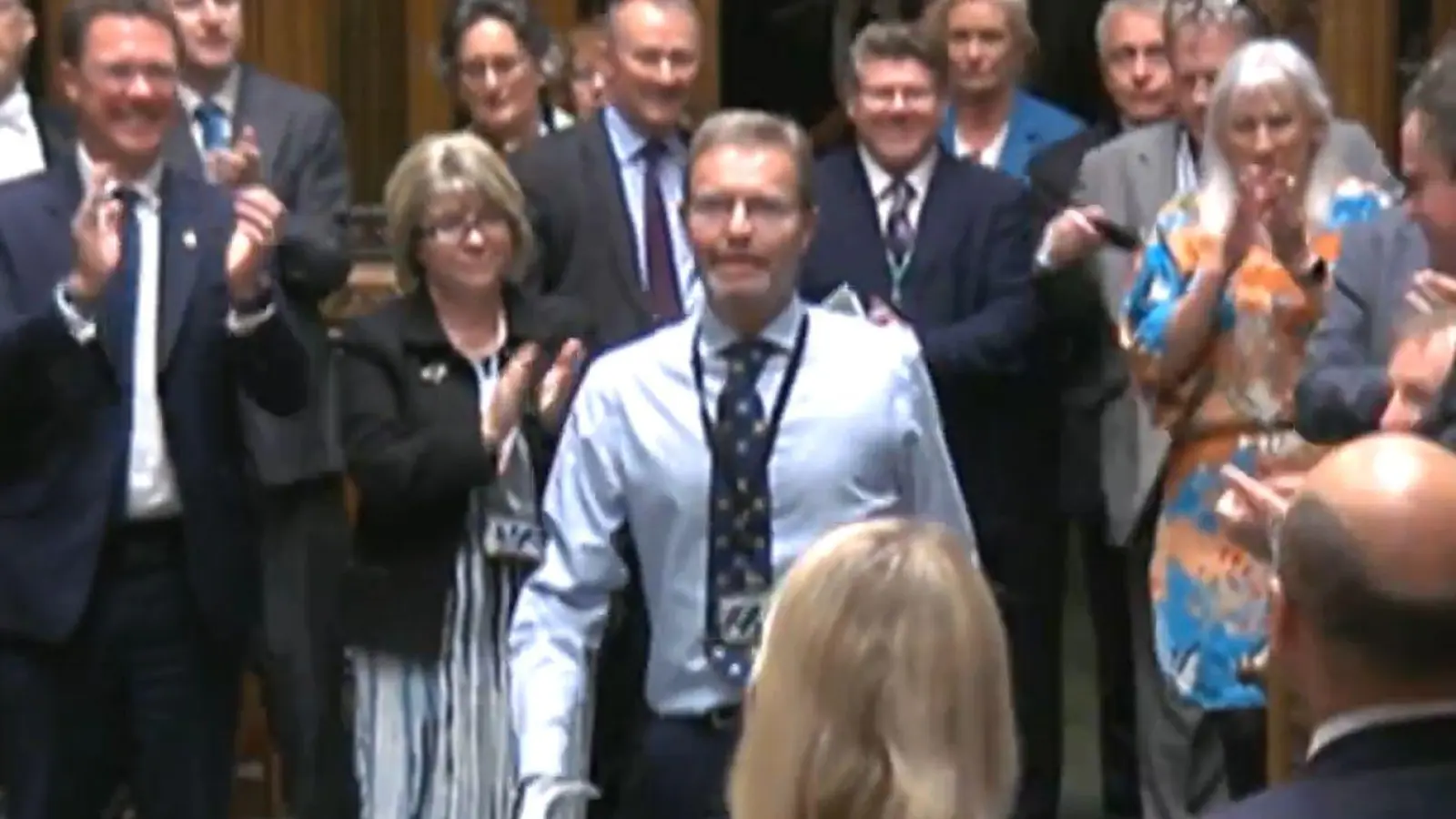 Der konservative Abgeordente Craig Mackinlay (m.) wird bei seiner Rückkehr von den Mitgliedern des Parlaments beklatscht. (Foto: House Of Commons/Uk Parliament/PA Wire/dpa)