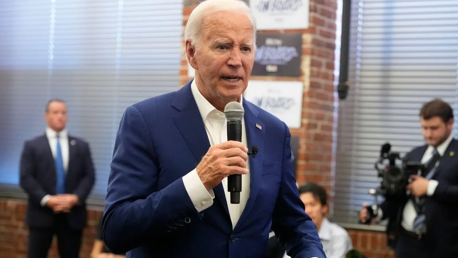 Biden steht seit seinem desatrösen TV-Duell gegen Trump unter großem politischen Druck. (Foto: Manuel Balce Ceneta/AP/dpa)