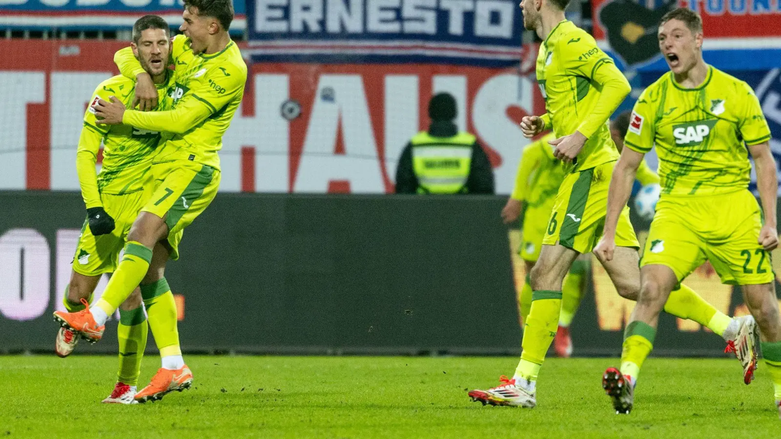 Hoffenheims Andrej Kramaric (l) wird nach seinem Tor zum 2:0 in Kiel gefeiert. (Foto: Axel Heimken/dpa)