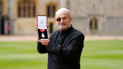 Sir Salman Rushdie ist auf Schloss Windsor für seine Verdienste um die Literatur geehrt worden. (Foto: Andrew Matthews/PA Pool/AP/dpa)