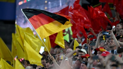 Viele Fans sorgen im Stadion für Stimmung. Sie wollen dabei keine Influencer unter sich. (Foto: Bernd Thissen/dpa)