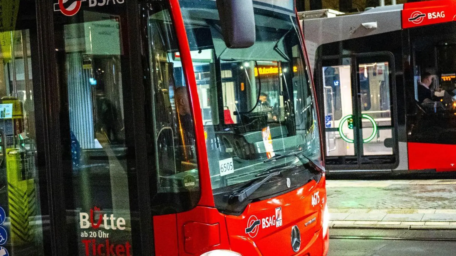 Im vergangenen Jahr waren fast 10,9 Milliarden Fahrgäste im Linienverkehr des Nah- und Fernverkehrs unterwegs. (Foto: Sina Schuldt/dpa)