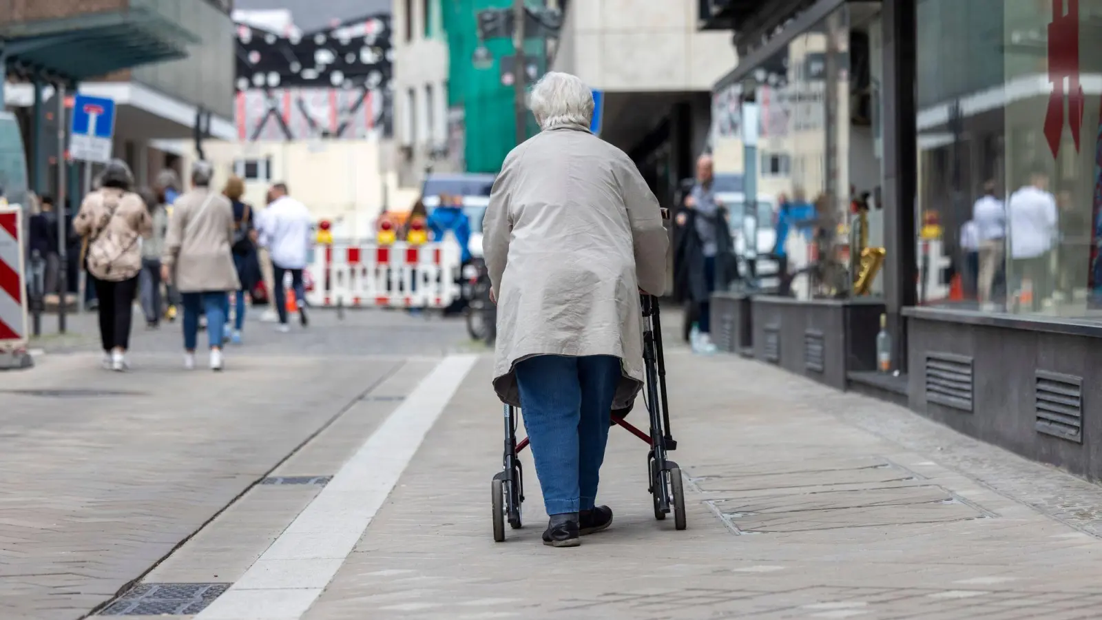 Bei rund 1,08 Millionen Altersrenten mit mindestens 45 Versicherungsjahren lag die Rente Ende 2023 unter 1.200 Euro im Monat. (Symbolbild) (Foto: Thomas Banneyer/dpa)