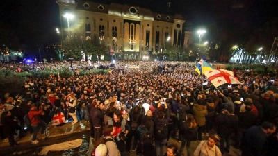 Zehntausende Menschen haben in der georgischen Hauptstadt gegen den offiziell erklärten Wahlsieg der Regierungspartei Georgischer Traum protestiert. (Foto: Zurab Tsertsvadze/AP/dpa)