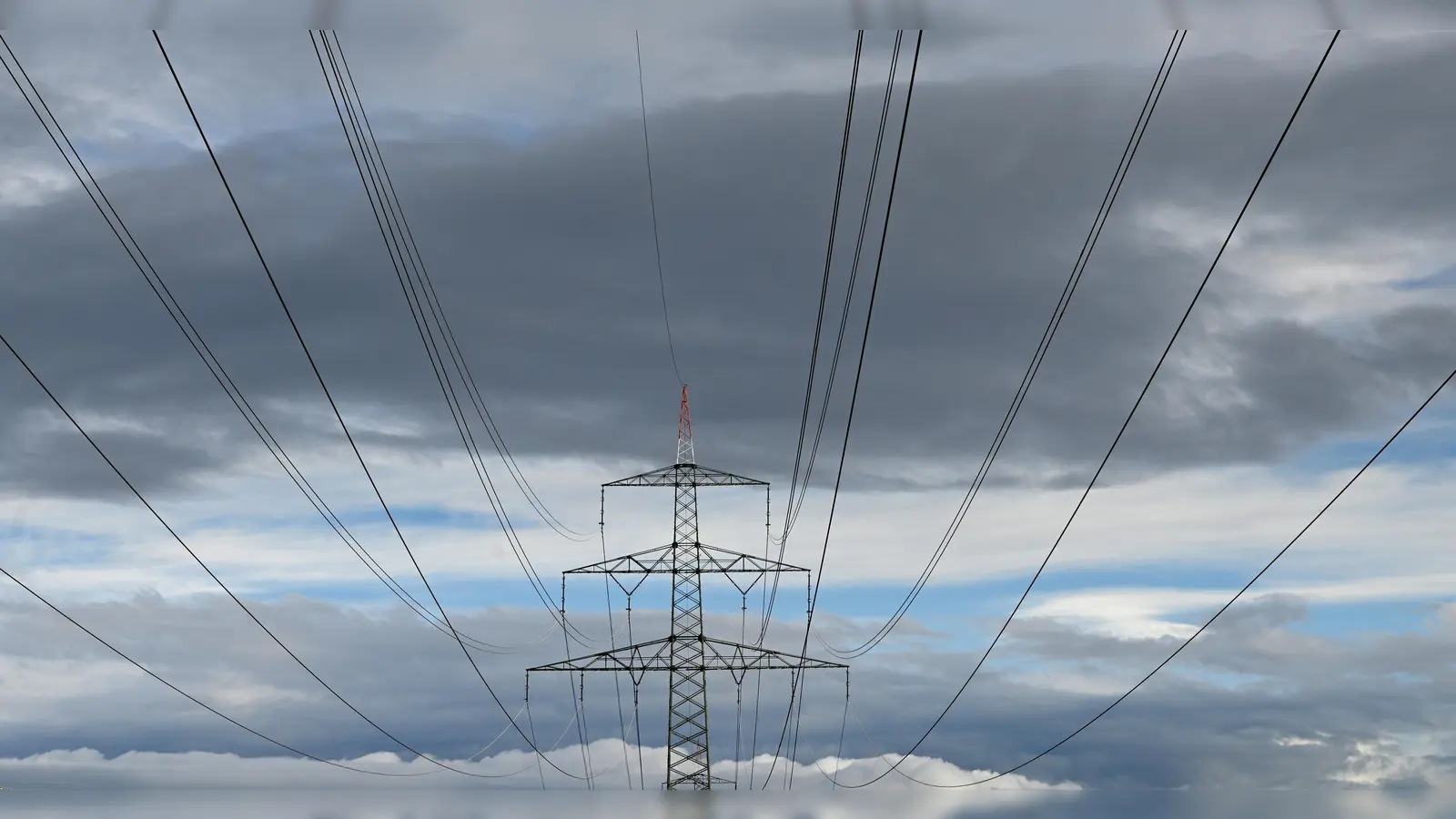 Engpässe in den Netzen sorgen immer wieder dafür, dass Strom nicht abtransportiert werden kann. Das soll sich im Landkreis Neustadt/Aisch-Bad Windsheim ändern. (Symbolbild: Jim Albright)