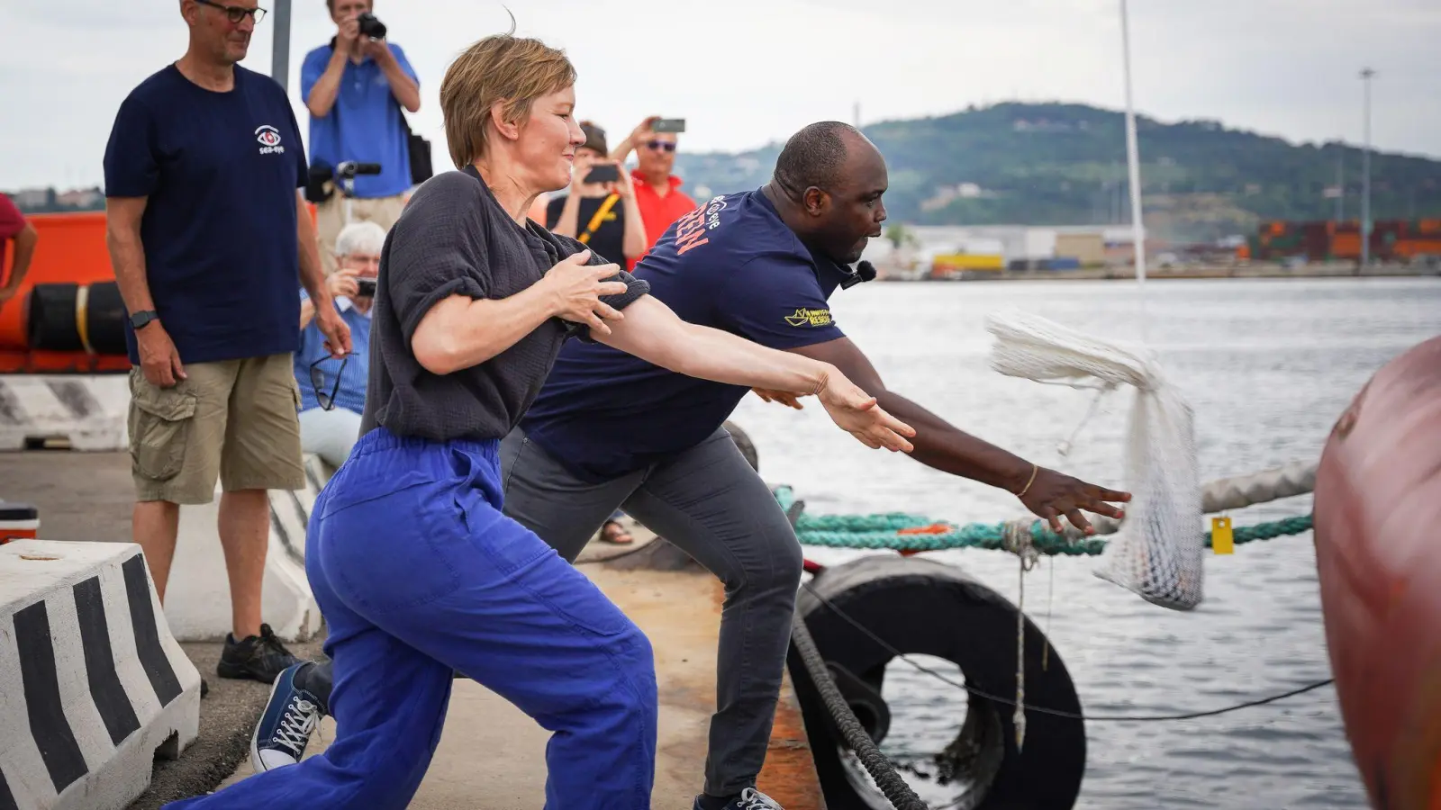 Hüller hat die Patenschaft des Kreuzers „Sea-Eye 5“ übernommen. (Foto: Maik Lüdemann/Sea-Eye/United4Rescue/dpa)