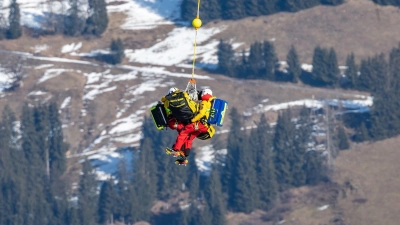 Zwei Fahrer mussten nach Stürzen im Super-G von Kitzbühel per Hubschrauber geborgen werden. (Foto: Expa/Johann Groder/APA/dpa)