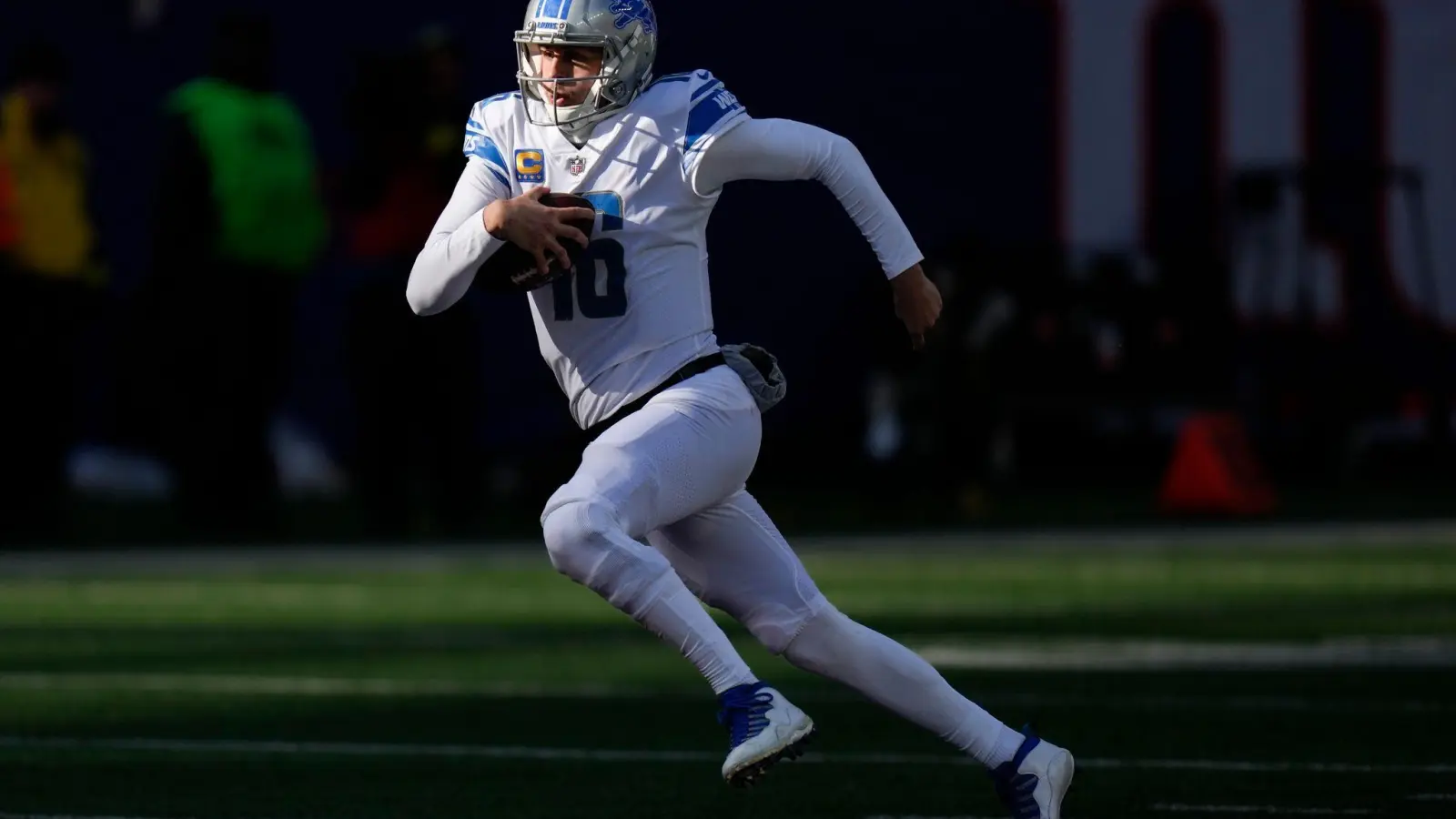 Quarterback Jared Goff und die Detroit Lions stehen nun bei einer Saisonbilanz von 4:6-Siegen. (Foto: Seth Wenig/AP/dpa)