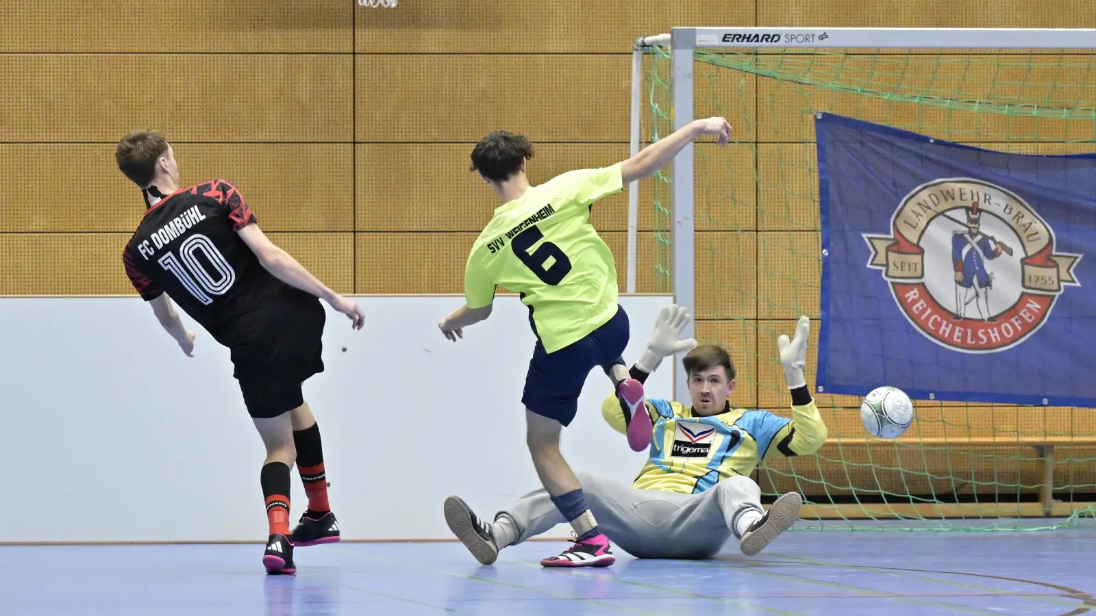 Im torreichsten Spiel trennten sich SVV Weigenheim ( Janosch Maar) und der FC Dombühl (Moritz May und Torwart Dominic Wächter) mit 13:12 nach Siebenmeterschießen. (Foto: Martin Rügner)