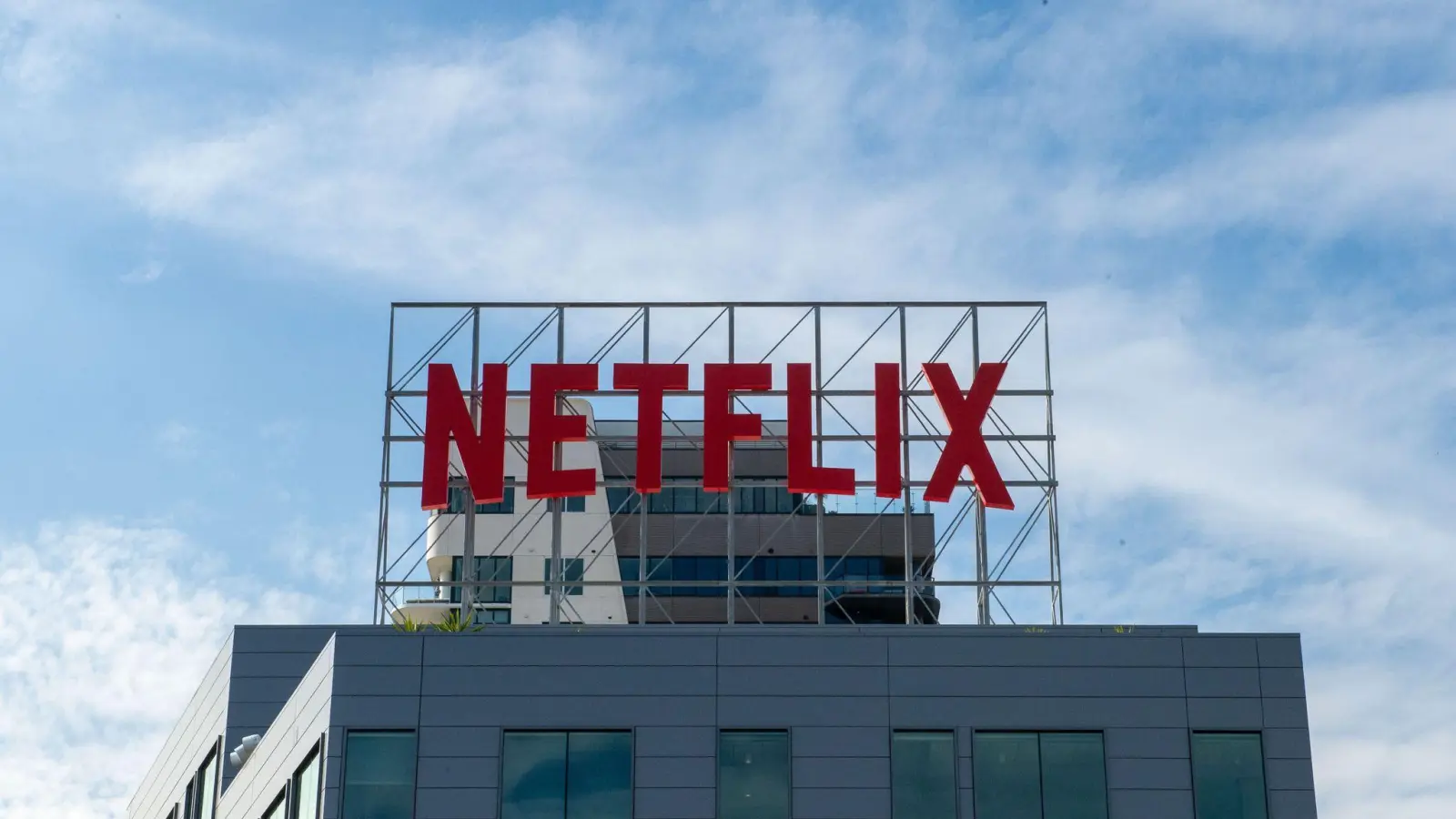 Netflix gewann im vergangenen Jahr gut acht Millionen Kundenhaushalte hinzu und läuft der Konkurrenz davon. (Archivbild) (Foto: Andrej Sokolow/dpa)