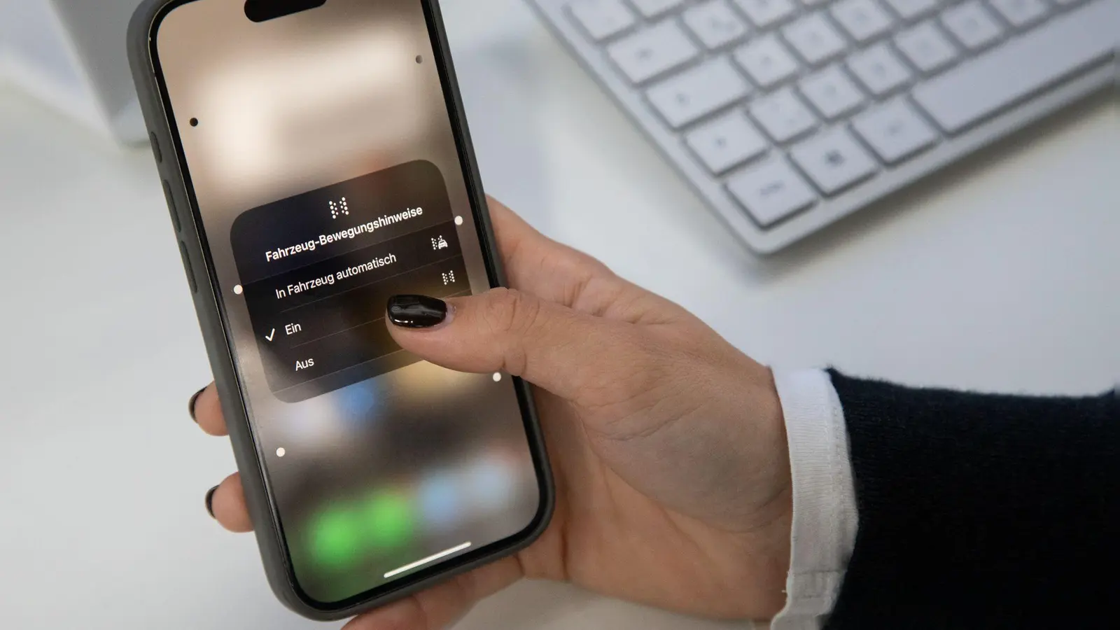 Die „Fahrzeug-Bewegungshinweise“ lassen sich auf dem iPhone seit iOS 18 in den Einstellungen unter Bedienungshilfen einschalten. Dort kann auch die automatische Aktivierung des Features eingestellt werden. (Foto: Christin Klose/dpa-tmn)