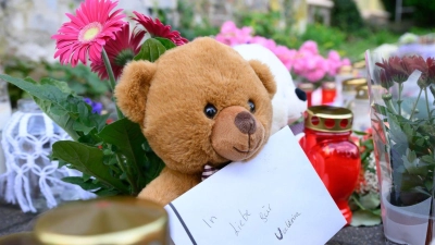 Ein Brief mit der Aufschrift „In Liebe für Valeriia“, Teddybären, Blumen und Kerzen sind in der Nähe der Wohnung des getöteten Mädchens auf dem Fußweg abgelegt. (Foto: Robert Michael/dpa)