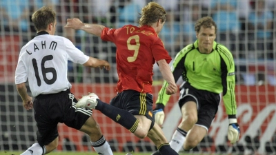 Fernando Torres schoss Spanien im EM-Finale 2008 gegen Deutschland zum EM-Titel. (Foto: Georgi Licovski/epa/dpa)