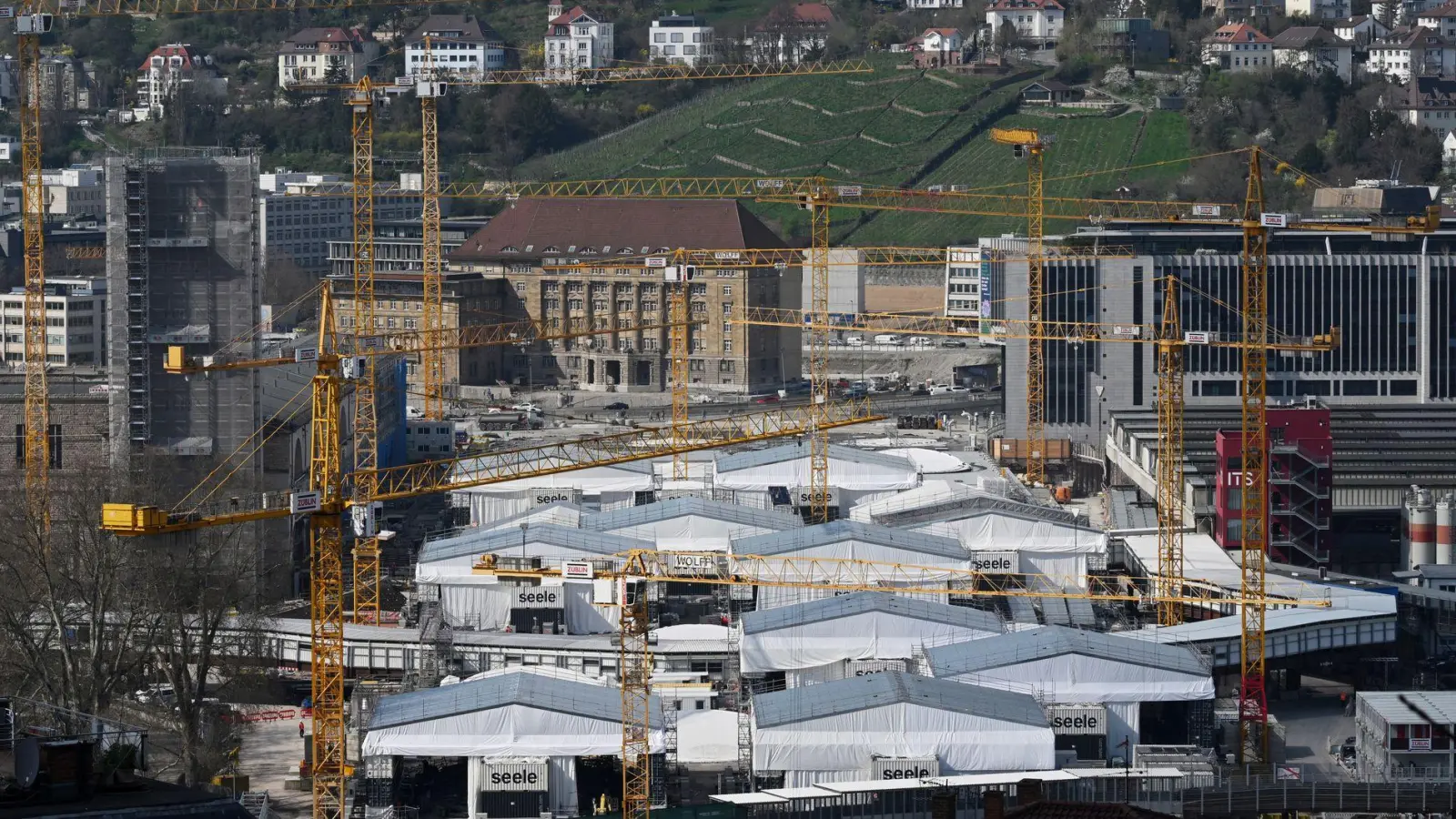 Die Stadt Stuttgart möchte frei werdende Bahnflächen rund um den Stuttgarter Hauptbahnhof für den Wohnungsbau nutzen - eine Gesetzesänderung erschwert das. (Archivbild) (Foto: Marijan Murat/dpa)