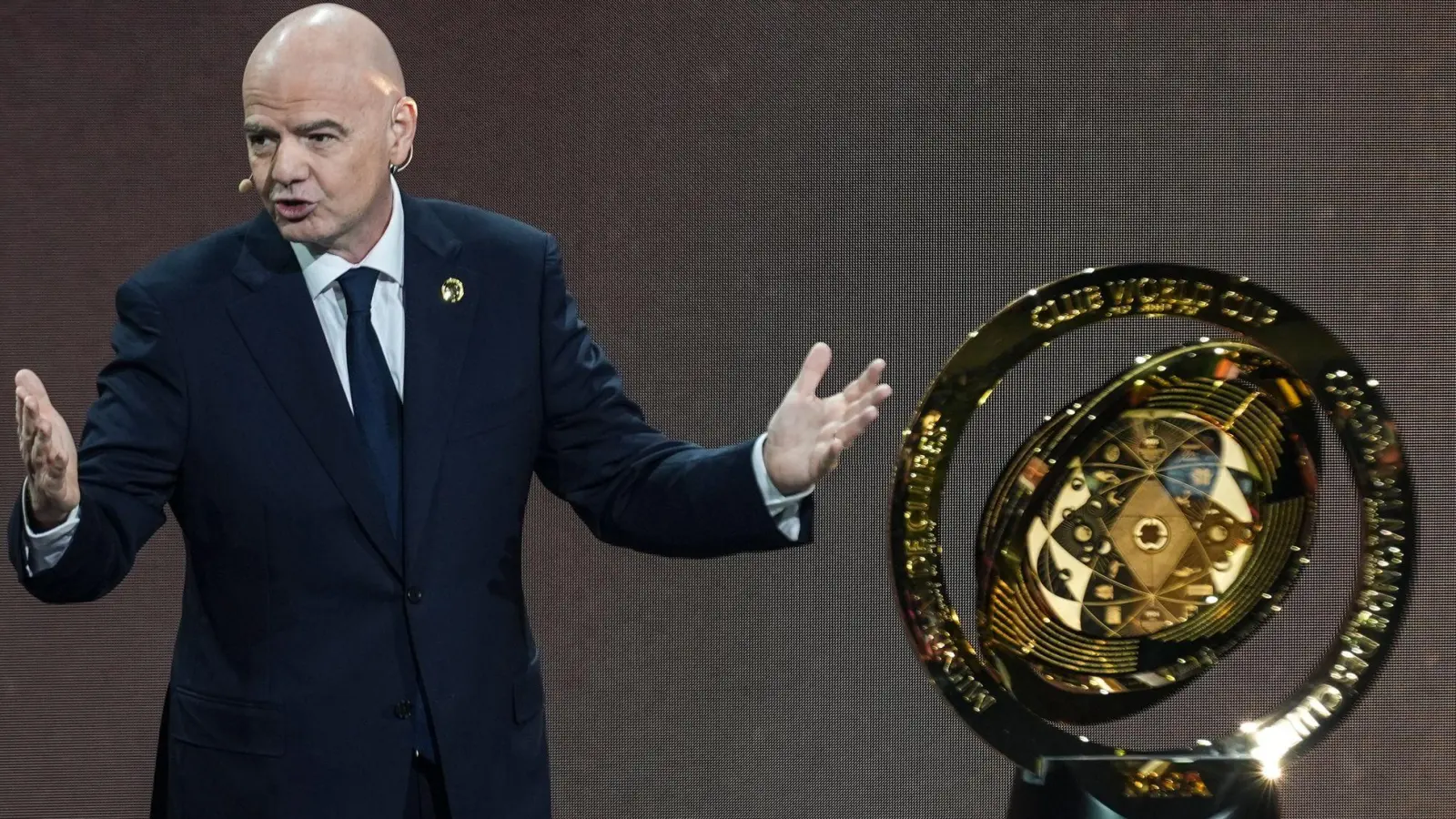 FIFA-Präsident Gianni Infantino bei der Auslosung mit der WM-Trophäe. (Foto: Rebecca Blackwell/AP/dpa)