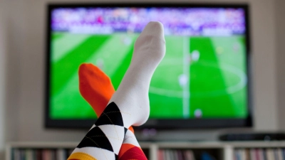 Zur Fußball-EM zog beim Händler Expert die Nachfrage nach Fernsehgeräten an. (Symbolbild) (Foto: Rolf Vennenbernd/dpa)