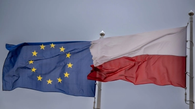 Die Fahnen von Polen und der Europäischen Union wehen im Wind. (Foto: Monika Skolimowska/dpa-Zentralbild/dpa)