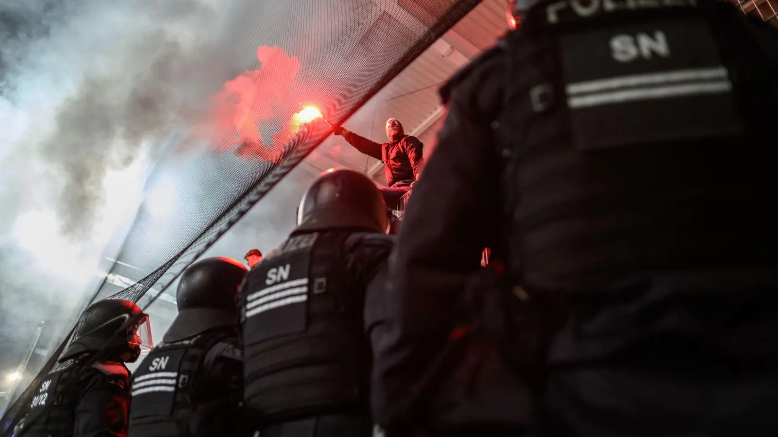 Der Missbrauch von Pyrotechnik habe in den ersten drei Spielklassen weiter zugenommen, heißt es im Jahresbericht der ZIS. (Archivbild) (Foto: Robert Michael/dpa)