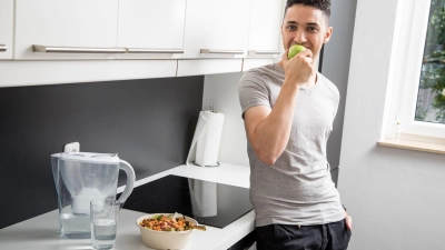 Eine ausgewogene Ernährung, genug Pausen und ausreichend Wasser: Von gesunden Gewohnheiten profitiert auch unser Immunsystem. (Foto: Christin Klose/dpa-tmn)