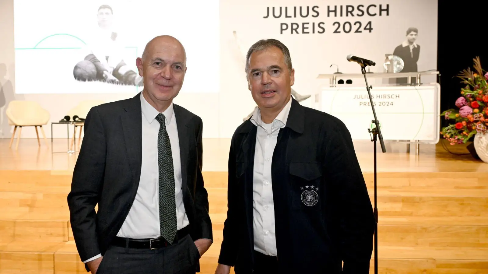 DFB-Präsident Bernd Neuendorf (l.) setzt sich gegen Antisemitismus ein.  (Foto: Felix Hörhager/dpa)