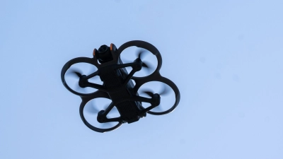 Zuletzt waren in Manching bis zu zehn Drohnen gleichzeitig über dem Militärflugplatz in Manching gesehen worden. (Symbolbild) (Foto: Monika Skolimowska/dpa)