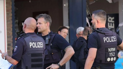 Zeugen hatten laut Polizei einen lauten Knall mit Rauchentwicklung vor einem Wohn- und Geschäftshaus gemeldet. (Foto: Gianni Gattus/dpa)