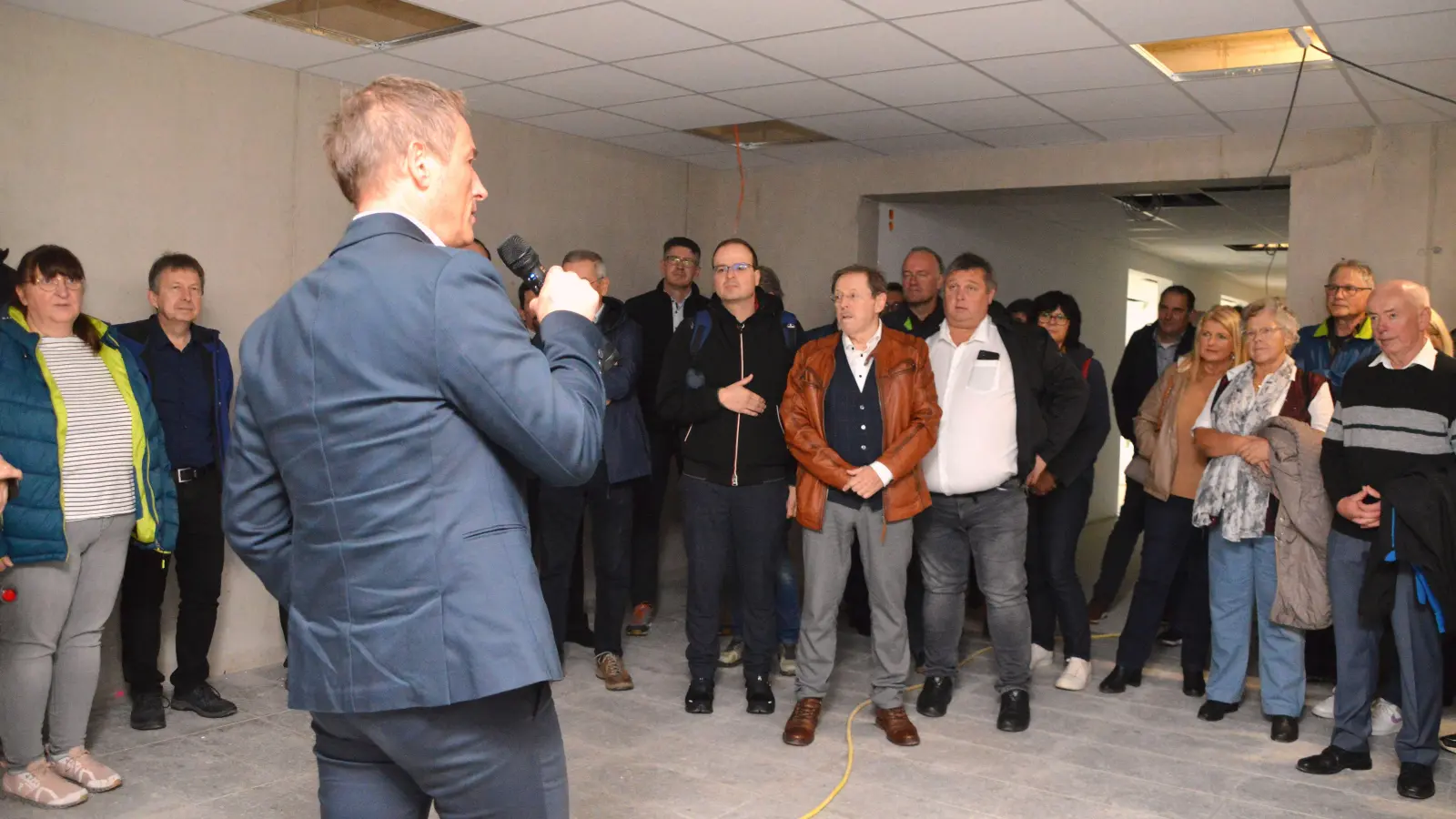 Vorstand Stefan Schilling (mit Mikrofon) führte die Bürgermeister über die Baustelle für den neuen OP-Trakt der Bad Windsheimer Klinik. (Foto: Johannes Zimmermann)