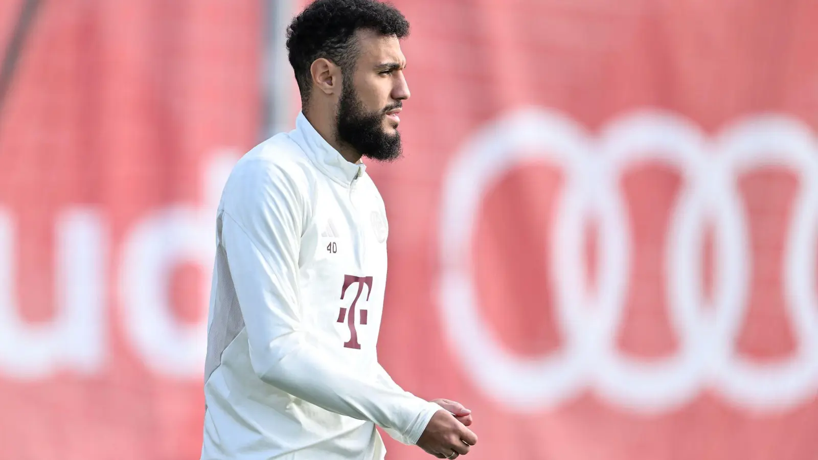 Noussair Mazraoui kommt zu einer Trainingseinheit des FC Bayern München auf den Platz. (Foto: Lennart Preiss/dpa)