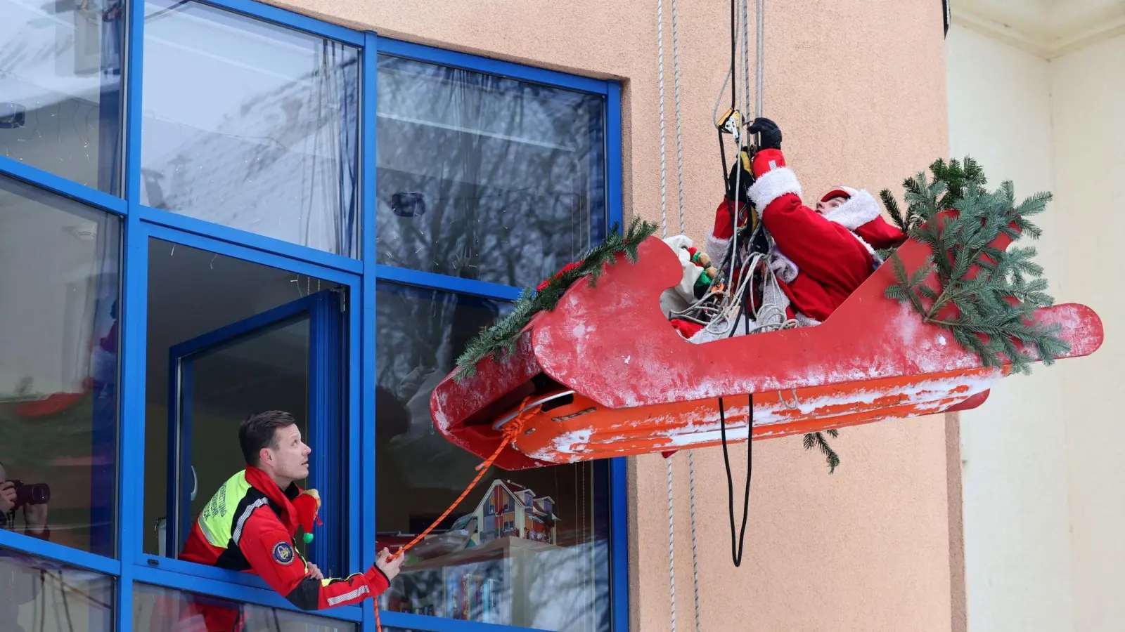 Der Nikolaus in seinem fliegenden Schlitten bringt in Rostock den jungen Patienten der Kinder- und Jugendklinik der Universitätsmedizin Geschenke. (Foto: Bernd Wüstneck/dpa)