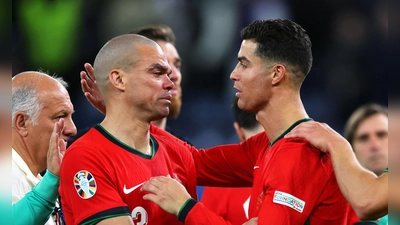 Portugals Pepe (l) wird nach dem EM-Aus von Cristiano Ronaldo getröstet. (Foto: Jens Büttner/dpa)