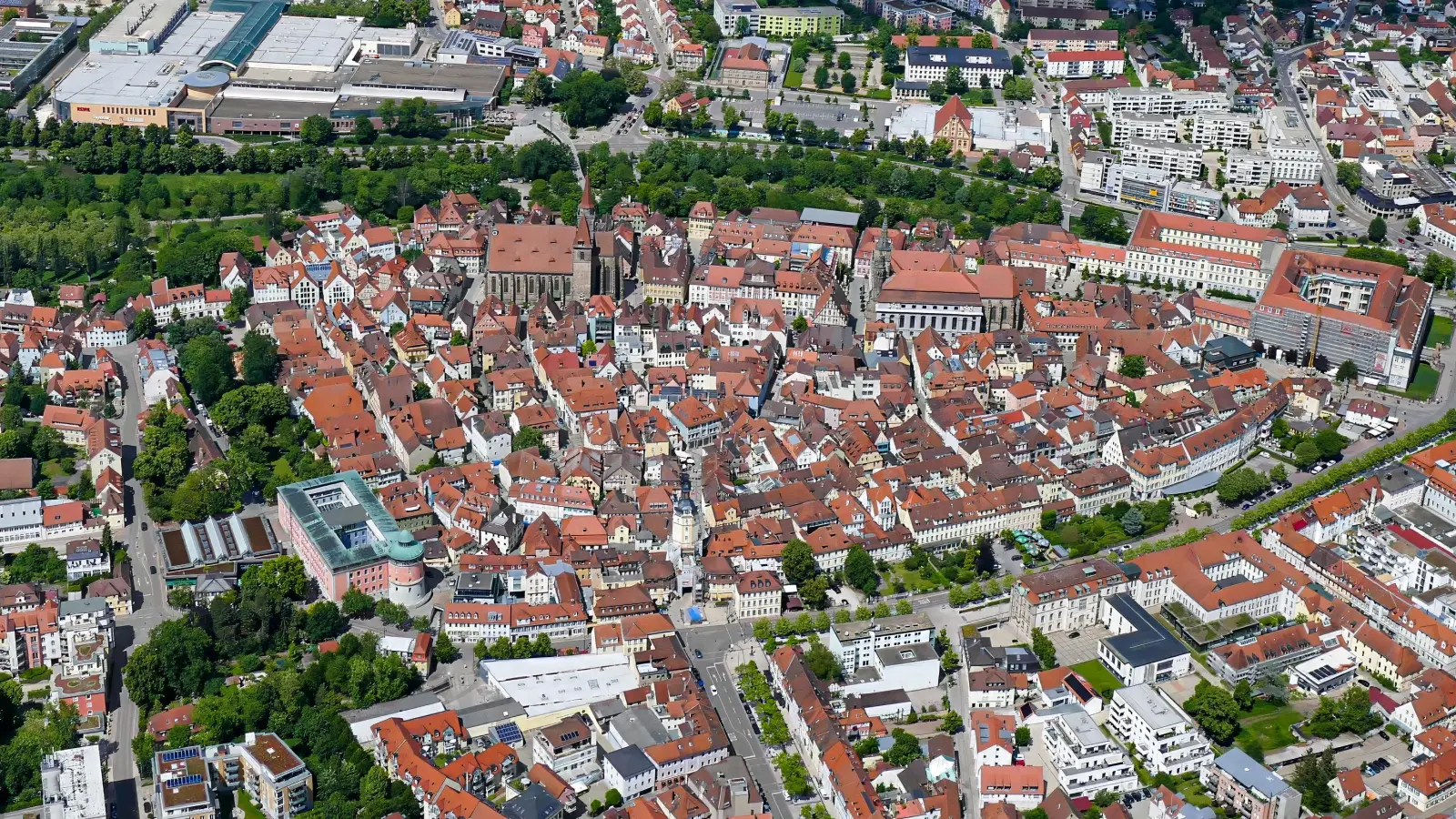 Die Ansbacher Altstadt aus der Luft. In der historischen Bausubstanz ist es schwer, moderne Nutzungskonzepte zu entwickeln. Stadt und Freistaat wollen den Immobilienbesitzern dabei helfen. (Foto: Walter Röber)