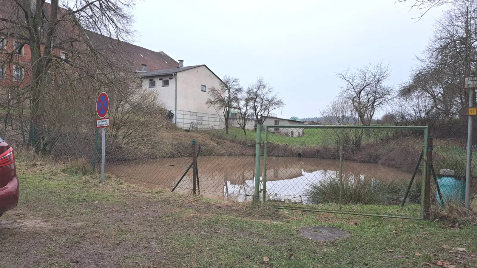 Der Zaun um den Löschteich in Höfen war in der Brandnacht von der schnell handelnden Feuerwehr niedergetrampelt worden. Aber eine Umzäunung muss sein, betonte Bürgermeister Wolfgang Schmidt. (Foto: Wolfgang Schmidt)