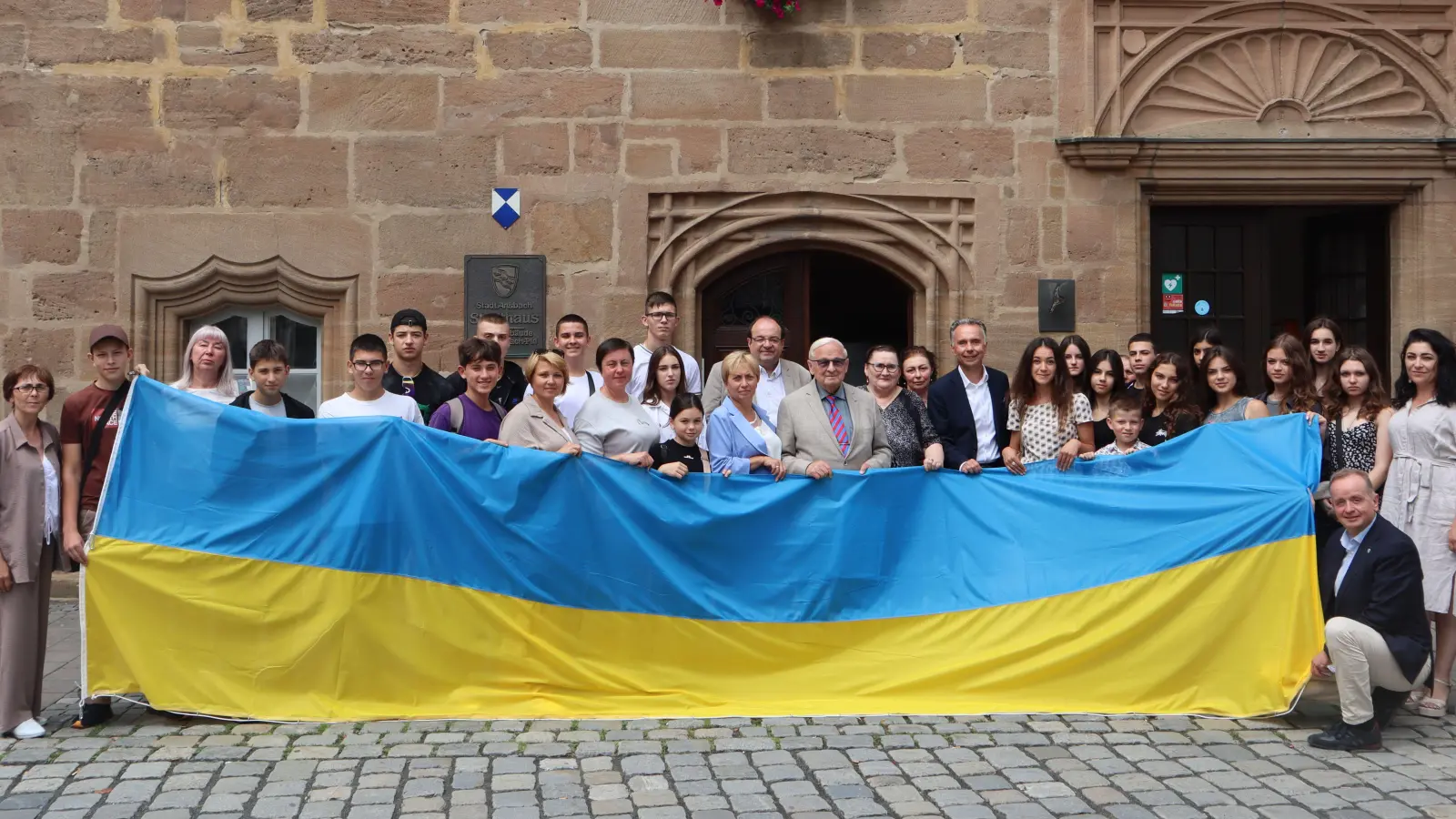 Nach dem Empfang stellten sich die Beteiligten für ein Bild mit der ukrainischen Flagge auf. (Foto: Oliver Herbst)