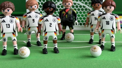 Vom 13. Mai bis 22. Juni sind insgesamt 18 verschiedene Playmobil DFB-Stars im Miniaturformat exklusiv im Edeka-Verbund verfügbar - 16 als Teil der Einzelfiguren-Kollektion, zwei ergänzende im „Torschuss-Set“ für die Fußball-Europameisterschaft . (Foto: Playmobil/dpa)
