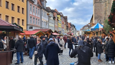 Die Stimmung ist ausgelassen, das Wetter spielt mit: Der Zuspruch der Ansbacher und der Gäste zum Weihnachtsmarkt stimmt die Verantwortlichen durchaus positiv. (Foto: Florian Schwab)