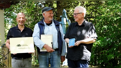 Sie freuen sich über die Auszeichnung (von links): Bürgermeister Michael Trzybinski, Dr. Klaus Siewert und Johannes Munique. (Foto: Simone Hedler)