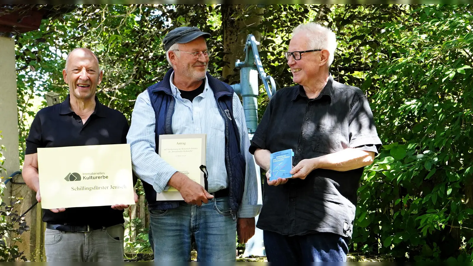 Sie freuen sich über die Auszeichnung (von links): Bürgermeister Michael Trzybinski, Dr. Klaus Siewert und Johannes Munique. (Foto: Simone Hedler)