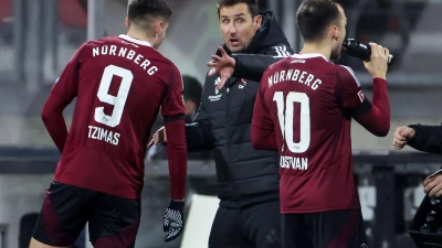 Tipps vom Weltmeister: Trainer Miroslav Klose (M) und sein Stürmer Stefanos Tzimas (L). (Foto: Daniel Löb/dpa)