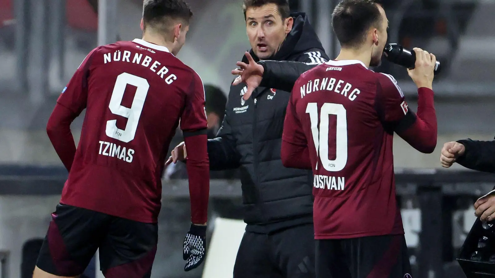 Tipps vom Weltmeister: Trainer Miroslav Klose (M) und sein Stürmer Stefanos Tzimas (L). (Foto: Daniel Löb/dpa)