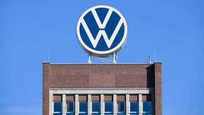 VW will laut Betriebsrat mindestens drei Werke in Deutschland schließen. (Foto: Julian Stratenschulte/dpa)