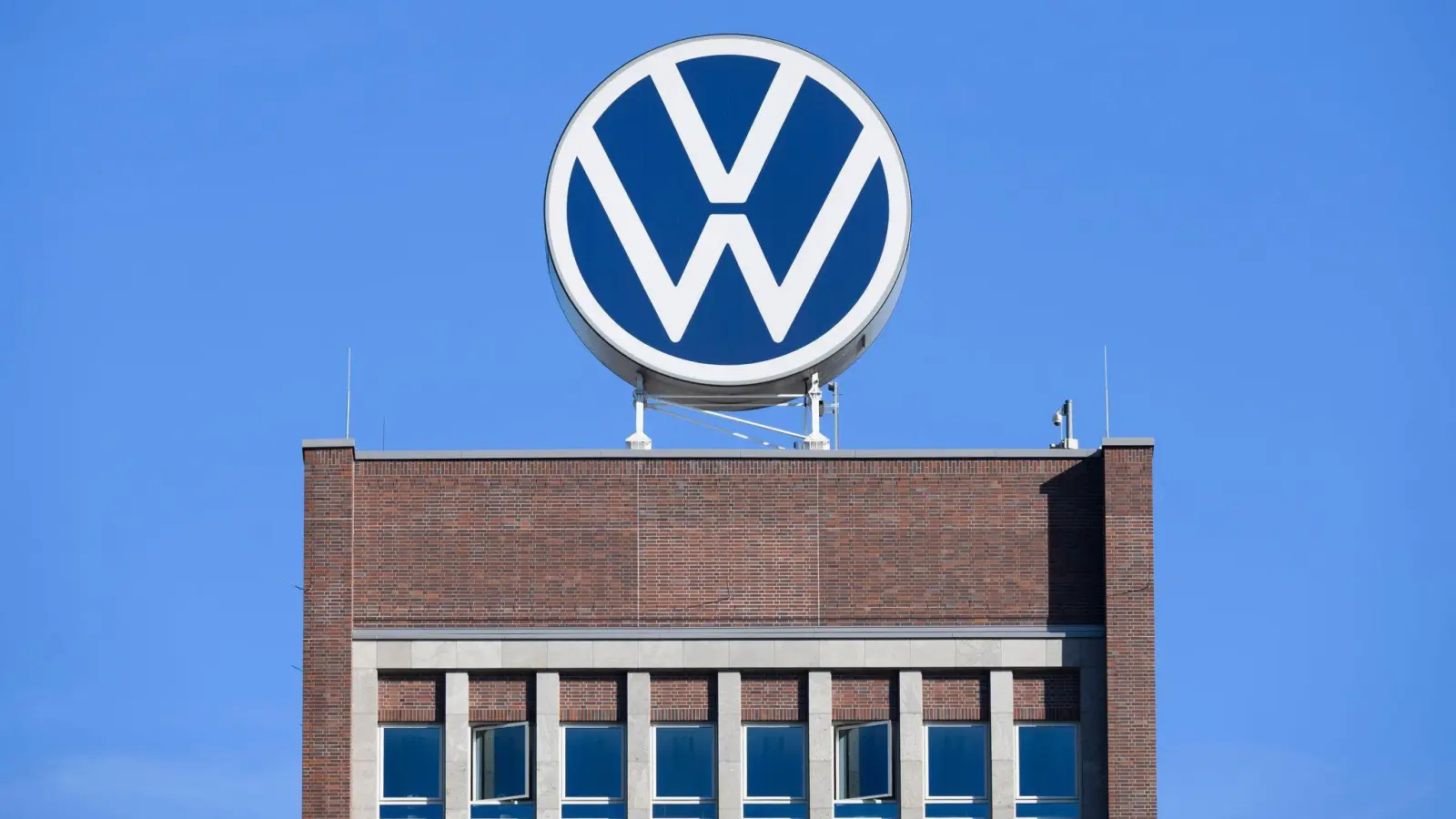 VW will laut Betriebsrat mindestens drei Werke in Deutschland schließen. (Foto: Julian Stratenschulte/dpa)