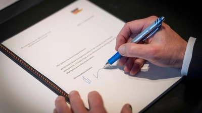 Dieses von der Bundesregierung zur Verfügung gestellte Foto zeigt Bundeskanzler Olaf Scholz (SPD) bei der Unterzeichnung des Antrags auf Vertrauen an die Bundestagspräsidentin in seinem Büro im Bundeskanzleramt. (Foto: Steffen Kugler/Bundesregierung/dpa)