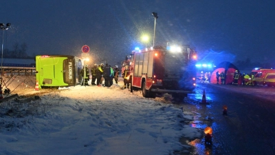 Zwei Tote und mehrere Verletzte forderte ein schweres Busunglück auf der A11. (Foto: Stefan Csevi/dpa)