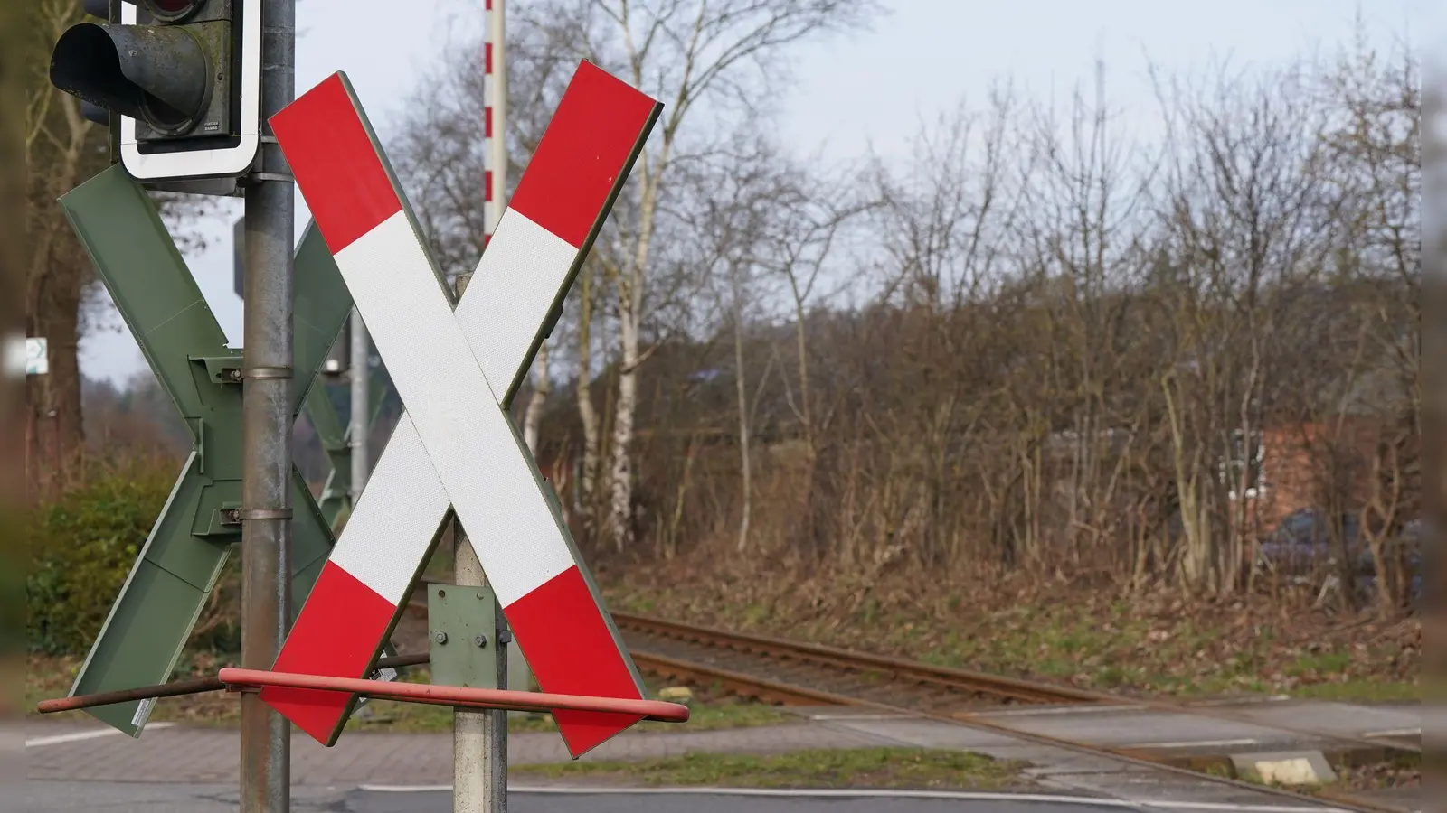 In diesem Jahr gab es laut erster Auswertung bislang weniger Unfälle an Bahnübergängen als 2023. (Archivbild) (Foto: Marcus Brandt/dpa)