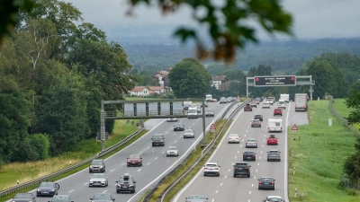 Mit Beginn der Herbstferien in Bayern und Baden-Württemberg kann es nach Einschätzung des ADAC voll auf den Autobahnen Deutschlands werden. (Archivfoto) (Foto: Uwe Lein/dpa)