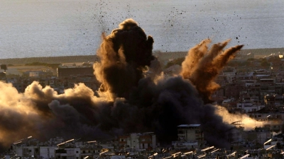 Die israelische Armee greift immer wieder Vororte von Beirut an, die als Hochburgen der Hisbollah gelten.  (Foto: Hussein Malla/AP/dpa)