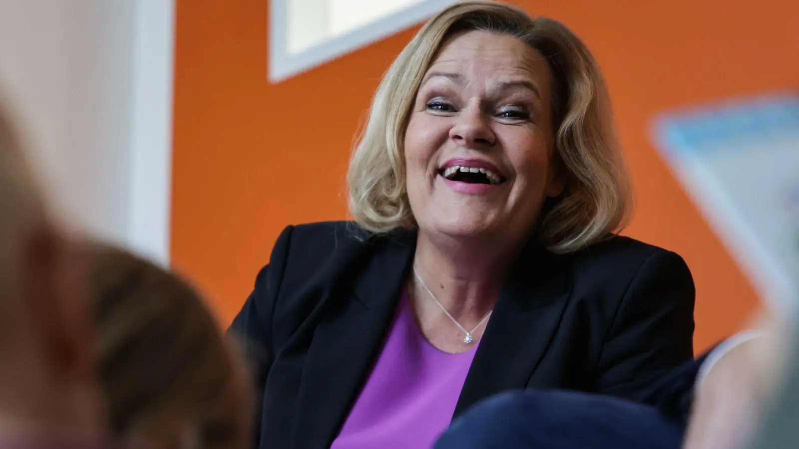 Bundesinnenministerin Nancy Faeser (SPD) liest Kindern am bundesweiten Vorlesetag in einer Berliner Kita vor. (Foto: Hannes Albert/dpa)